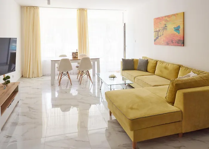 Luxury First Line With Pool By The Sea Apartment *